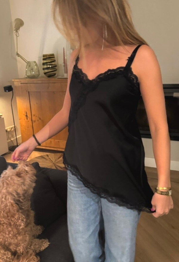 Satijnen top met kant zwart