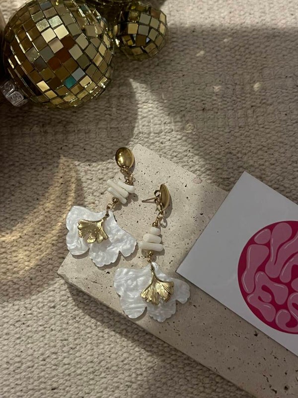 Witte bloem statement oorbellen O11 Goud/Wit