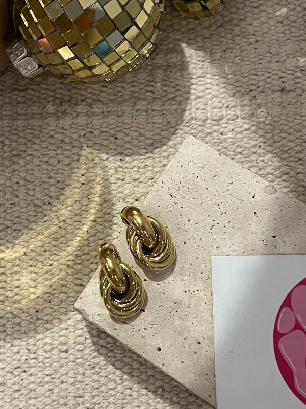 Gedraaide knoop oorbellen O10 Goud