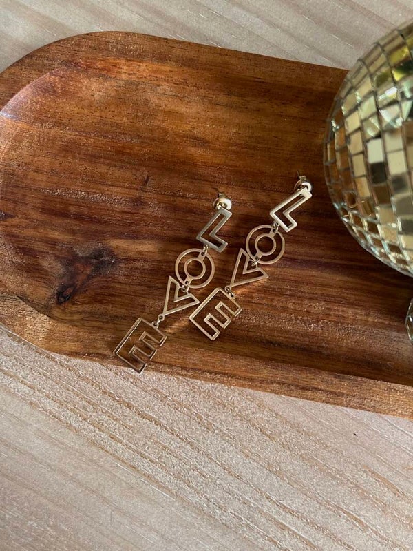 LOVE oorbellen O15 Goud
