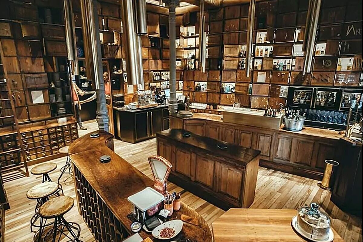 A-cero. Algunos arquitectos logran reconciliar maravillosamente lo antiguo con lo nuevo. Un magnífico ejemplo es La Ferretería, un restaurante con estrella Michelin en la calle Atocha, que fue reformada por un equipo del estudio de arquitectura A-cero.