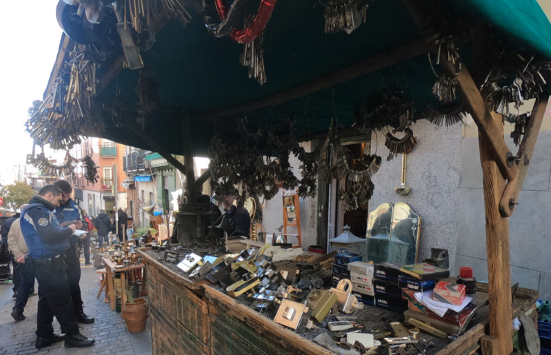 Deze foto van de Rastro toont 2 politieagenten. We maakten kennis met hen en het gesprek was hartelijk en gemoedelijk. Ze kennen alle standhouders persoonlijk en lossen kleine meningsverschillen of incidenten met de glimlacht op. In het lessenrooster van