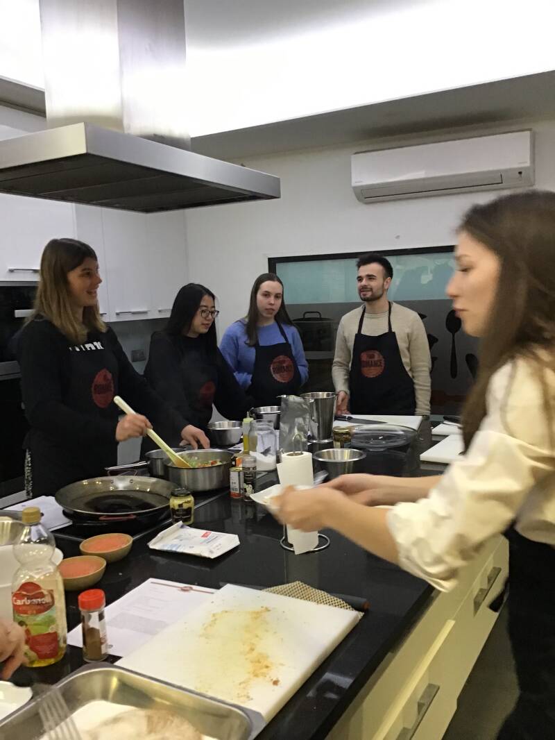 Clases de cocina HW Madrid Ciencias comerciales practicar español degustar recetas de comida española aprender a cocinar degustar  Spaanse gerechten leren koken in Madrid  salmorejo paella tarta HWMadrid grupo de estudiantes de ciencias comerciales 