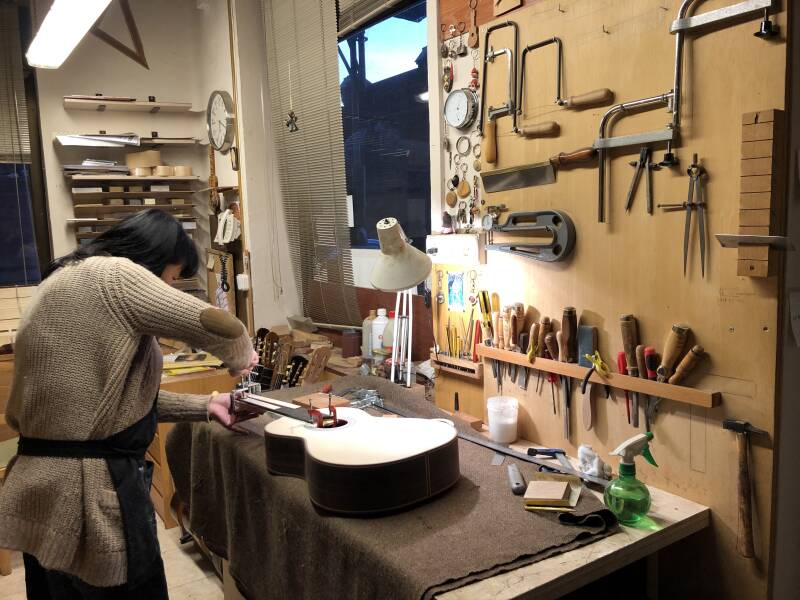 Deze foto toont het atelier van Yunah Park.  De foto werd geplaatst op de site van HW Madrid. HWmadrid is een project aan de universiteit Gent Facultad Business Administration in het kader van internationalisering. De bedoeling van het project nl. een stu