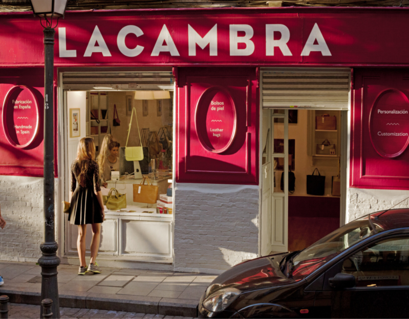 Deze foto toont het uitstalraam van Lacambra. De foto werd geplaatst op de site van HW Madrid. HWmadrid is een project aan de universiteit Gent Facultad Business Administration in het kader van internationalisering. De bedoeling is de studenten te stimule