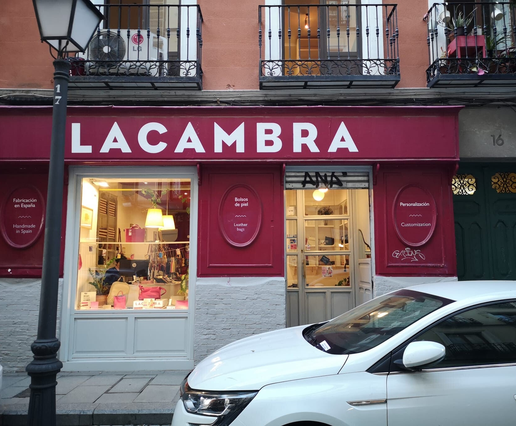 www.mylacambra.com  Marca de bolsos de PIEL y LONA eco productos prácticos y duraderos. Diseño, calidad y fabricación en España. bolsos, carteras y accesorios de piel fabricados en España. La tienda se sitúa barrio Malasaña calle Divino Pastor 16