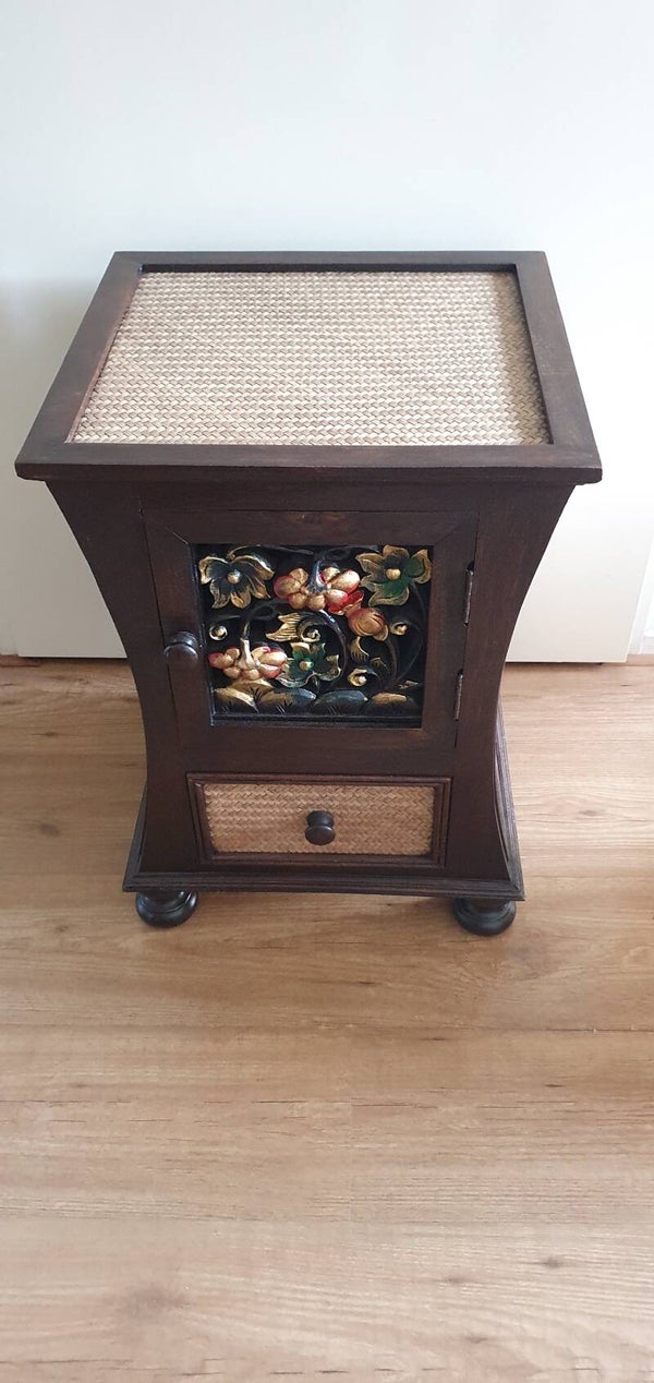 Rotan kast gebogen "bloem snijwerk"