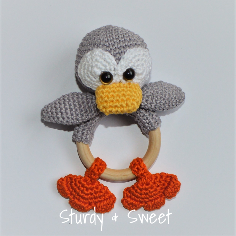 gehaakte rammelaar en bijtring pinguin