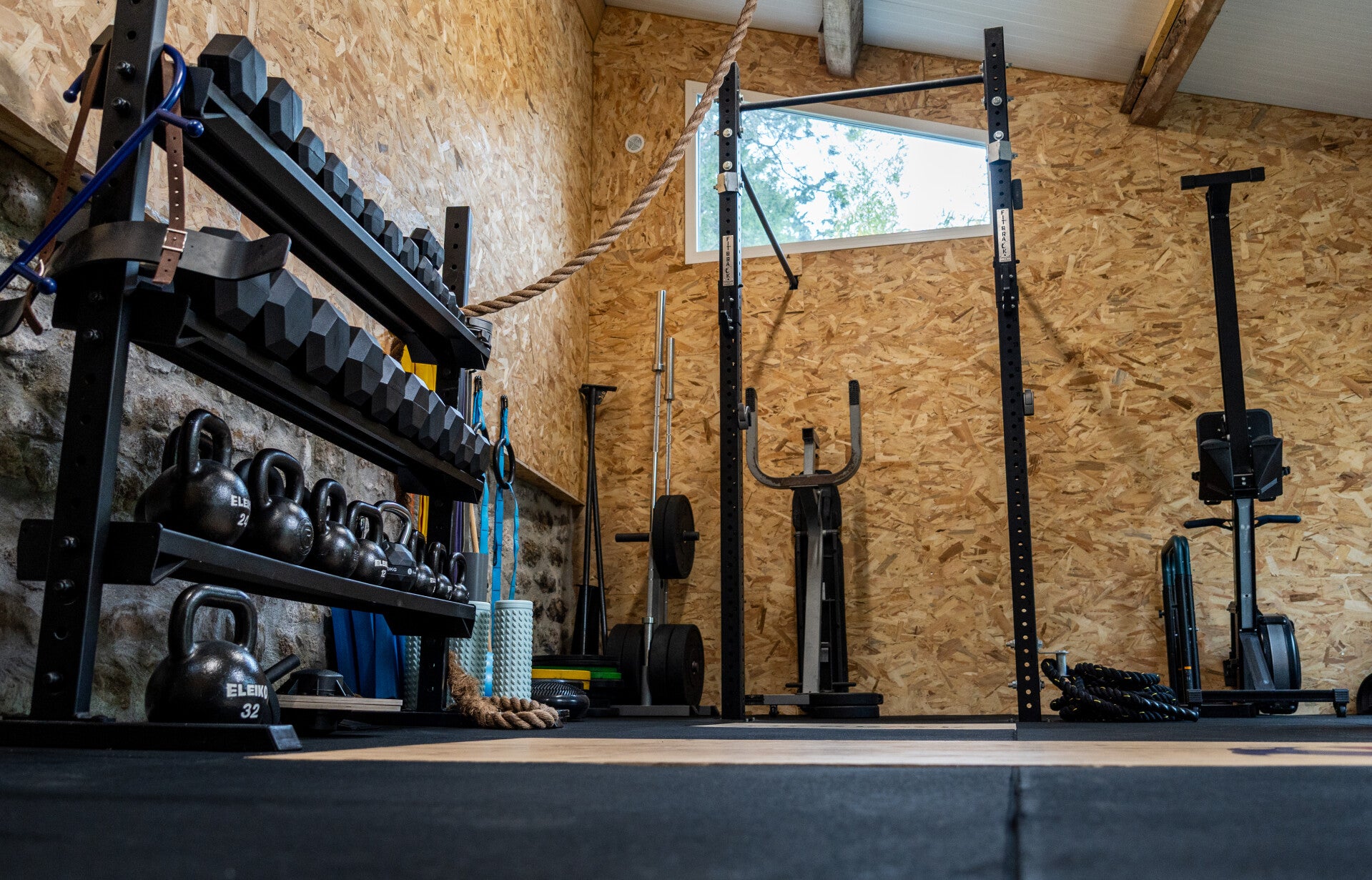 Salle de sport équipée pour l'haltérophilie, l'entrainement fonctionnel