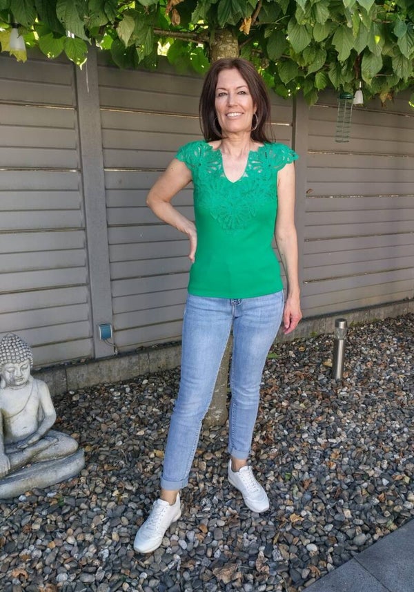 Top met kant aan voor- en achterkant groen