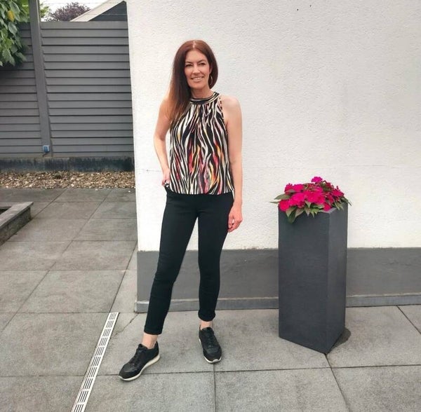 Haltertop travelstof met print zwart/rood/beige