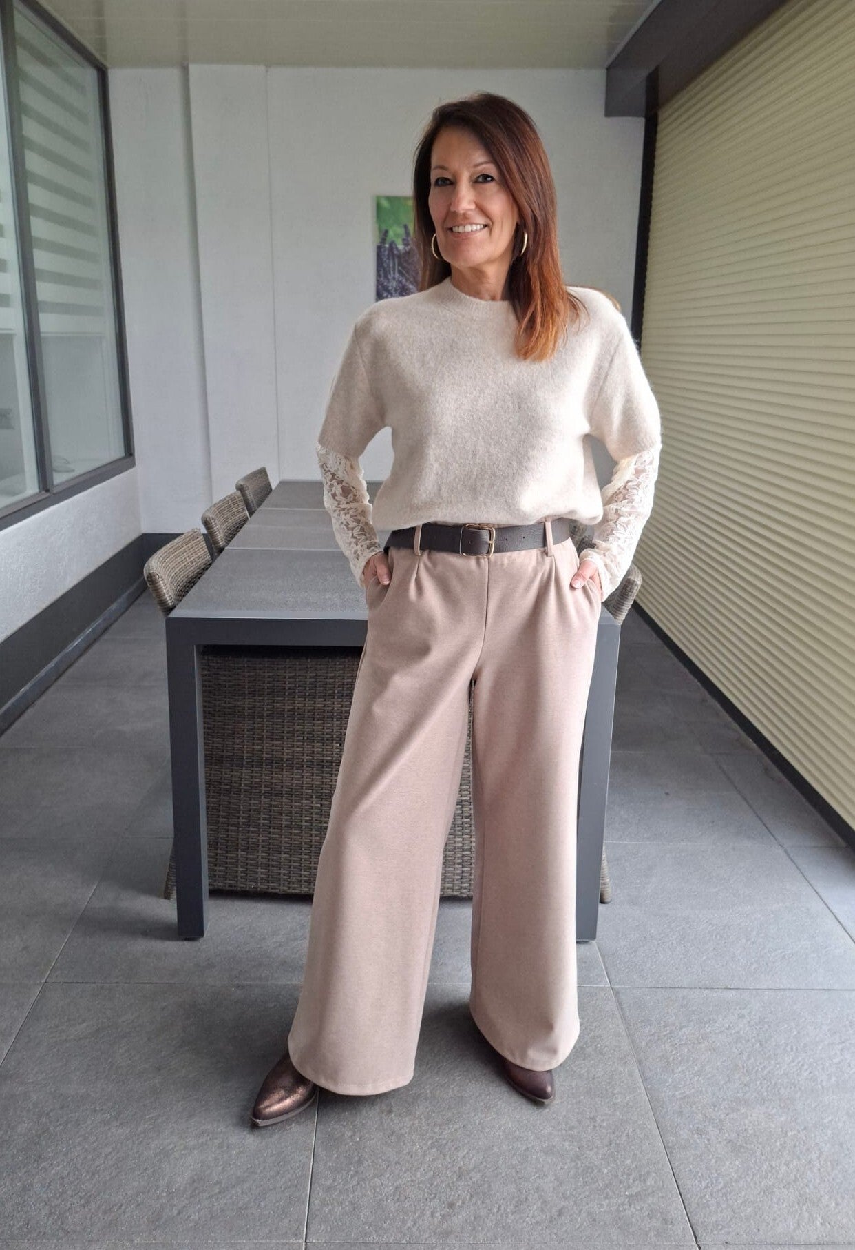 Broek met riem en wijde pijpen taupe