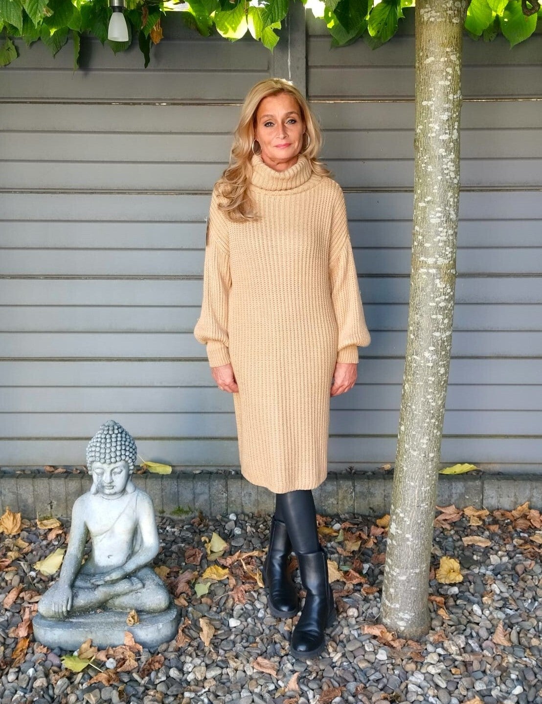 Gebreide jurk met col en zijsplitten aan de zoom zand