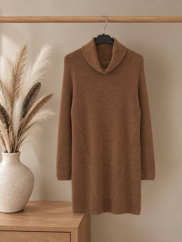 Fijn gebreide trui/jurk met losse col en mooi subtiel detail op de voorkant camel