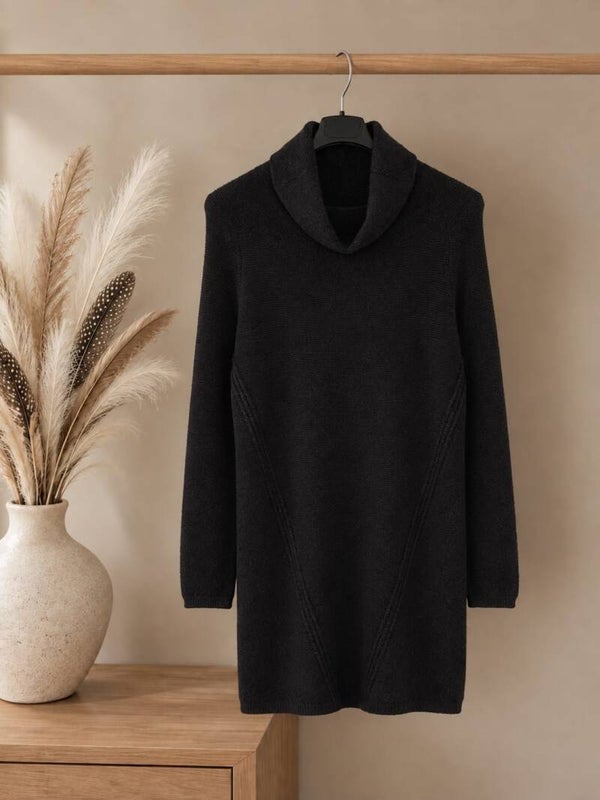Fijn gebreide trui/jurk met losse col en mooi subtiel detail op de voorkant zwart