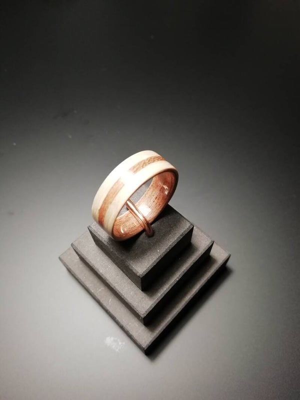 2 kleurige Essen / Noten ring.