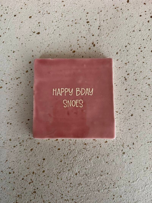 Tegeltje “happy bday snoes”