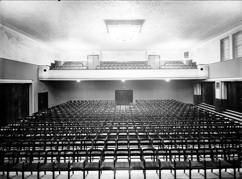 de kleine zaal met balkon