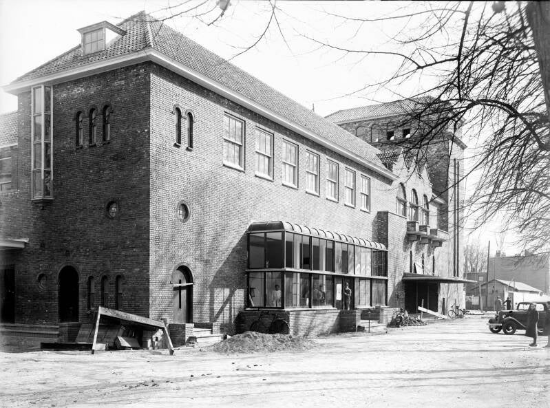 het nieuw gebouw nog voor de opening