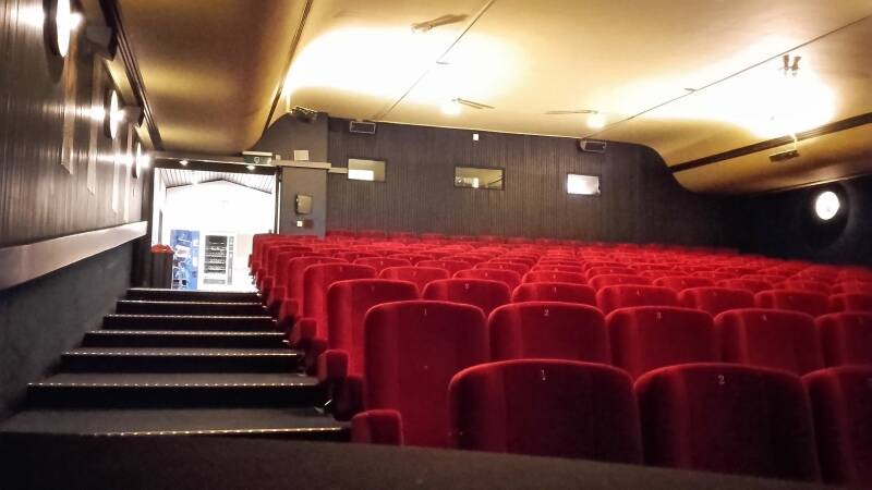 zaalstoelen in het rood