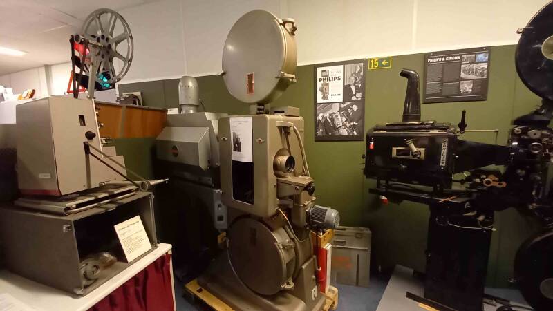 Philips DP70 projector