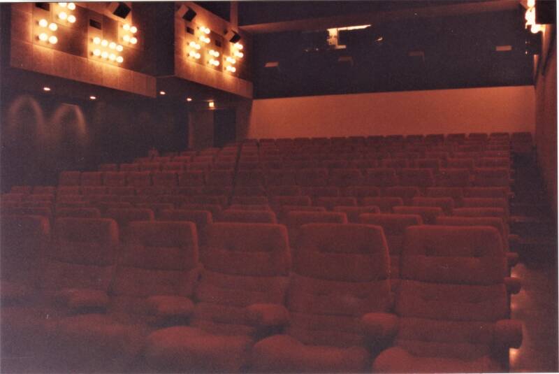 posterwand verdwenen, en de stoelen vernieuwd