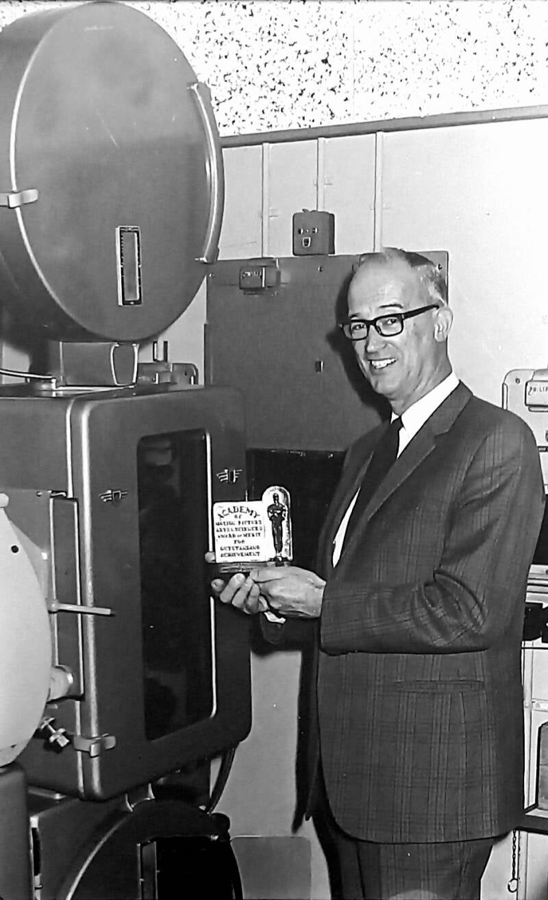 Jan Jacob Kotte naast de Oscar windende DP70