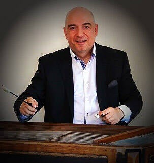 Bandi Varadi acher zijn cimbalom, cimbalist van het Varadi Ensemble