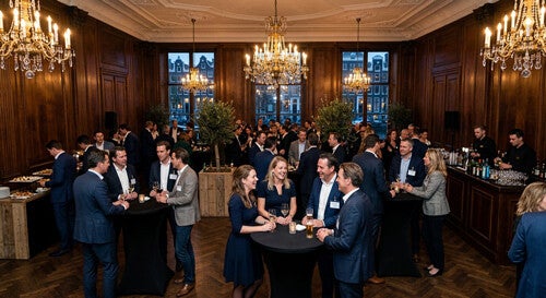 Een sfeervolle bedrijfsborrel in een chique, houten zaal 