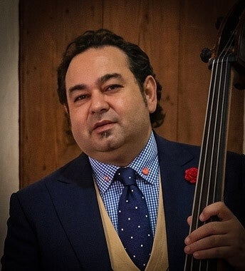 Gyuszi met zijn contrabas, contrabassist van het Varadi Ensemble