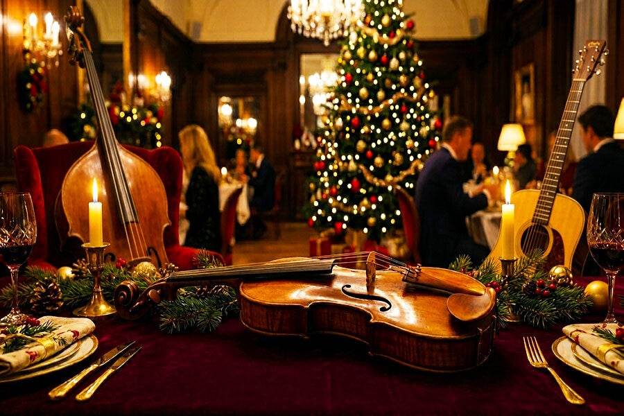 Sfeervolle live muziekinstrumenten in een elegante restaurantsfeer tijdens de feestdagen met Varadi Ensemble