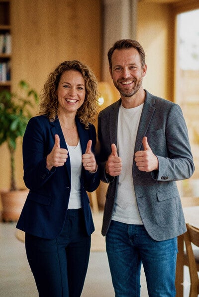 Tevreden klanten tonen hun waardering in het gastenboek van Varadi Ensemble