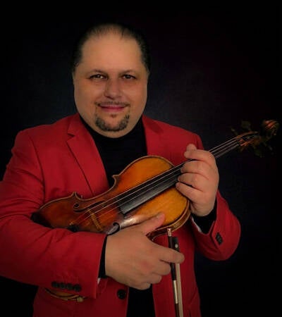 Portret van Tomy Varadi, violist en orkestleider van het Varadi Ensemble