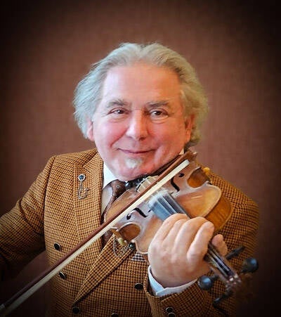 Portrtet van Tutus Lakatos, de tweede violist van het Varadi Ensemble