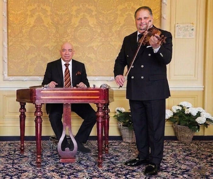 Hongaars live muziekduo met viool en cimbaal in een elegante hotellocatie