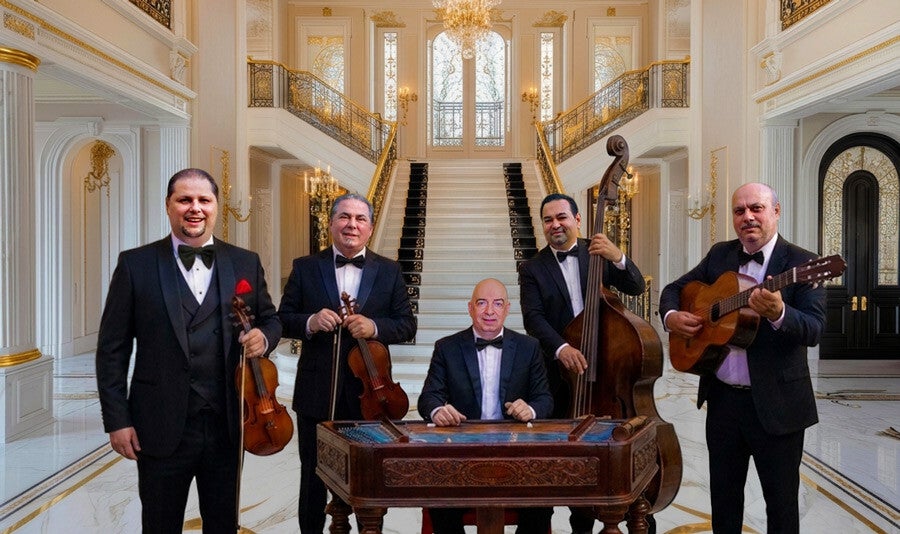 Leden van het Varadi Ensemble met hun instrumenten, Hongaars zigeunerorkest uit Nederland.