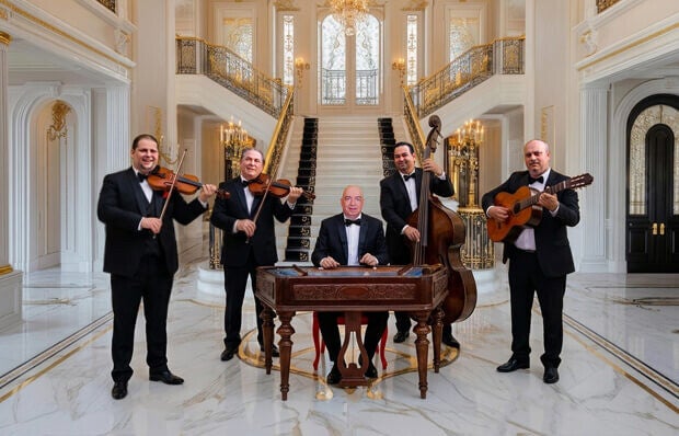 Varadi Ensemble, Hongaars zigeunerorkest uit Nederland, spelend op traditionele instrumenten.