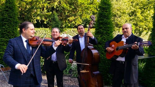 Het Varadi Ensemble met kvartet bezetting speelt op een tuinfeest
