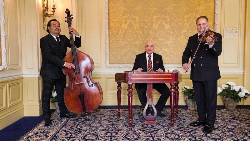 Hongaarse zigeunermuziek trio met viool, contrabas en cimbaal tijdens stijlvol evenement