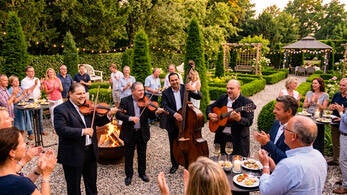 Het Varadi Ensemble met twee violen contrabas en gitaar speelt op een gezellige tuinfeest