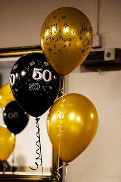 gouden en zwarte verjaardagsballonnen op een verjaardag