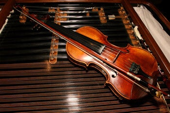 Een viool die op de cimbalom is neergelegd