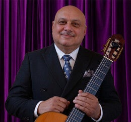 Zoli Kekenj, gitarist van het Varadi ensemble