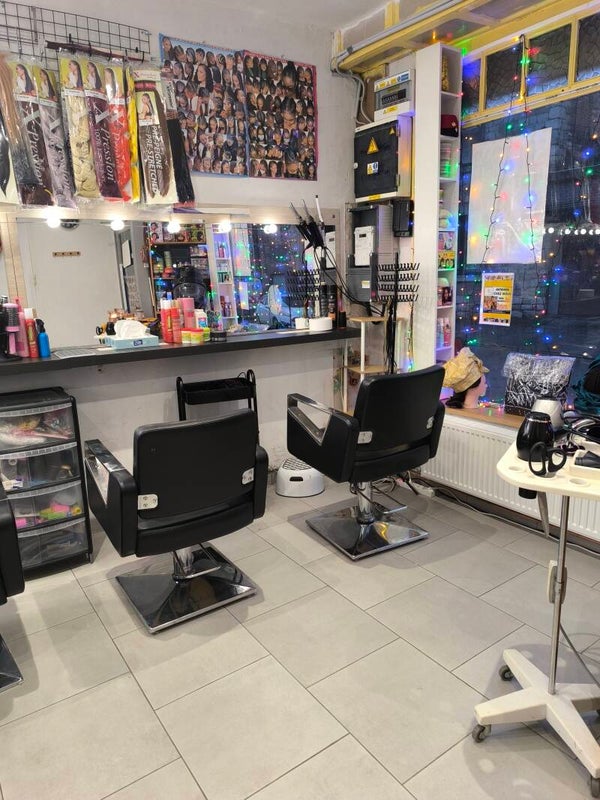 Habillement traditionnel, tresses, coiffures petite restauration