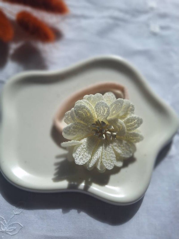 Elastiek white flower