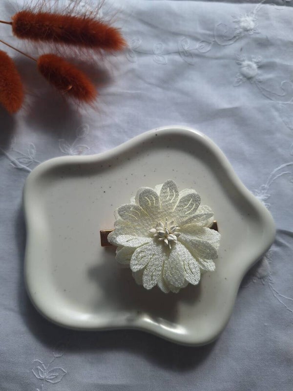 Alligator gold white flower