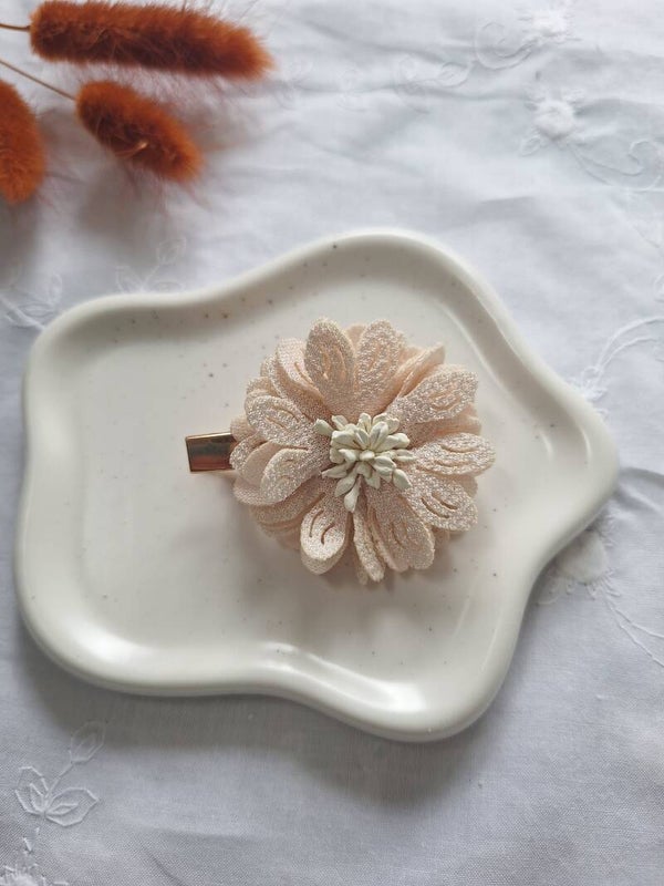 Alligator clip light Brown flower