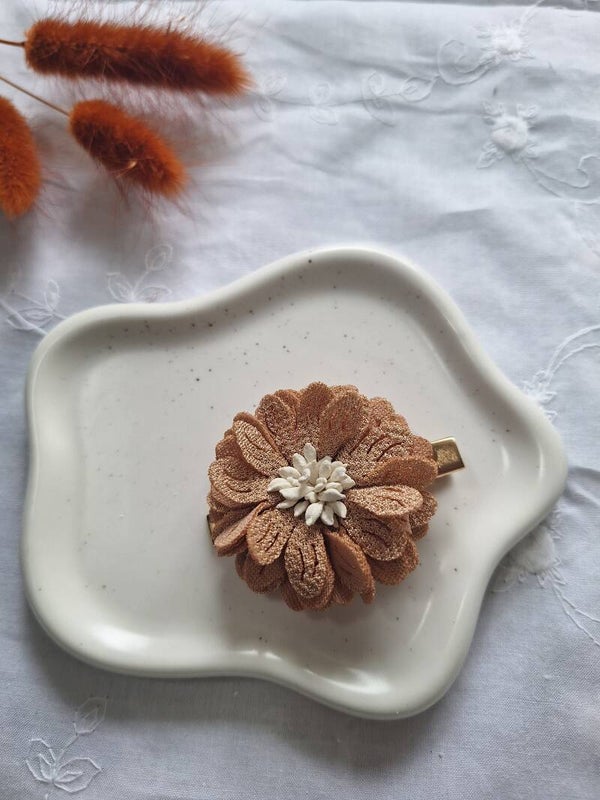 Alligator clip Brown flower