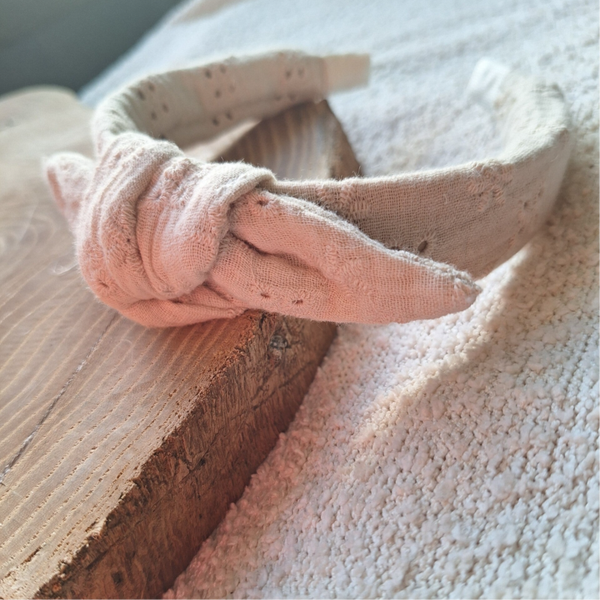 Knoopdiadeem broderie beige