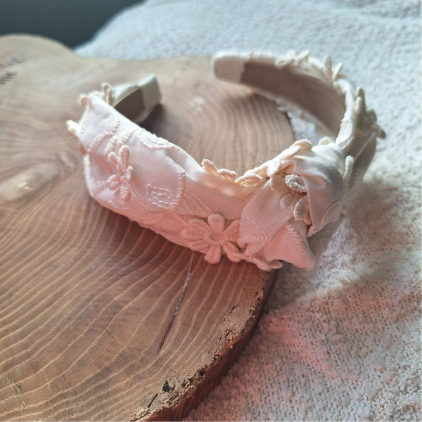 Knoopdiadeem white broderie